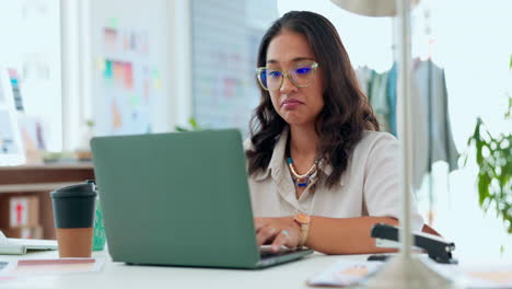 computadora portátil, investigación y mujer leyendo en la oficina