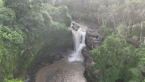 Cascada-Durante-La-Temporada-De-Lluvia-Y-Con-Agua-Marrón