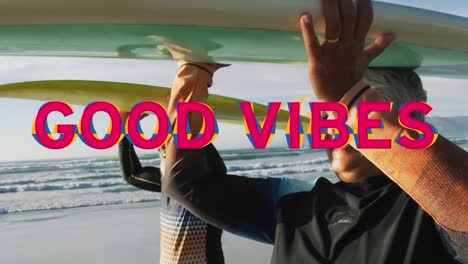 animación de buenas vibraciones texto sobre una pareja afroamericana senior con tablas de surf en la playa