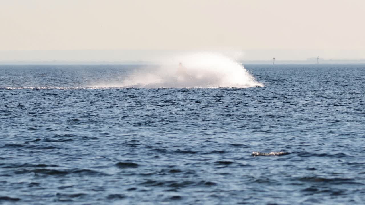 고속 스턴트를 하는 제트스키 라이더