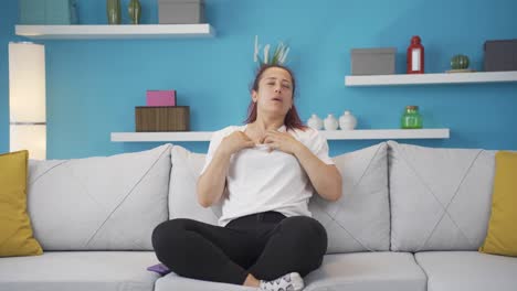 la mujer que tiene una crisis nerviosa está enojada y no se siente bien.