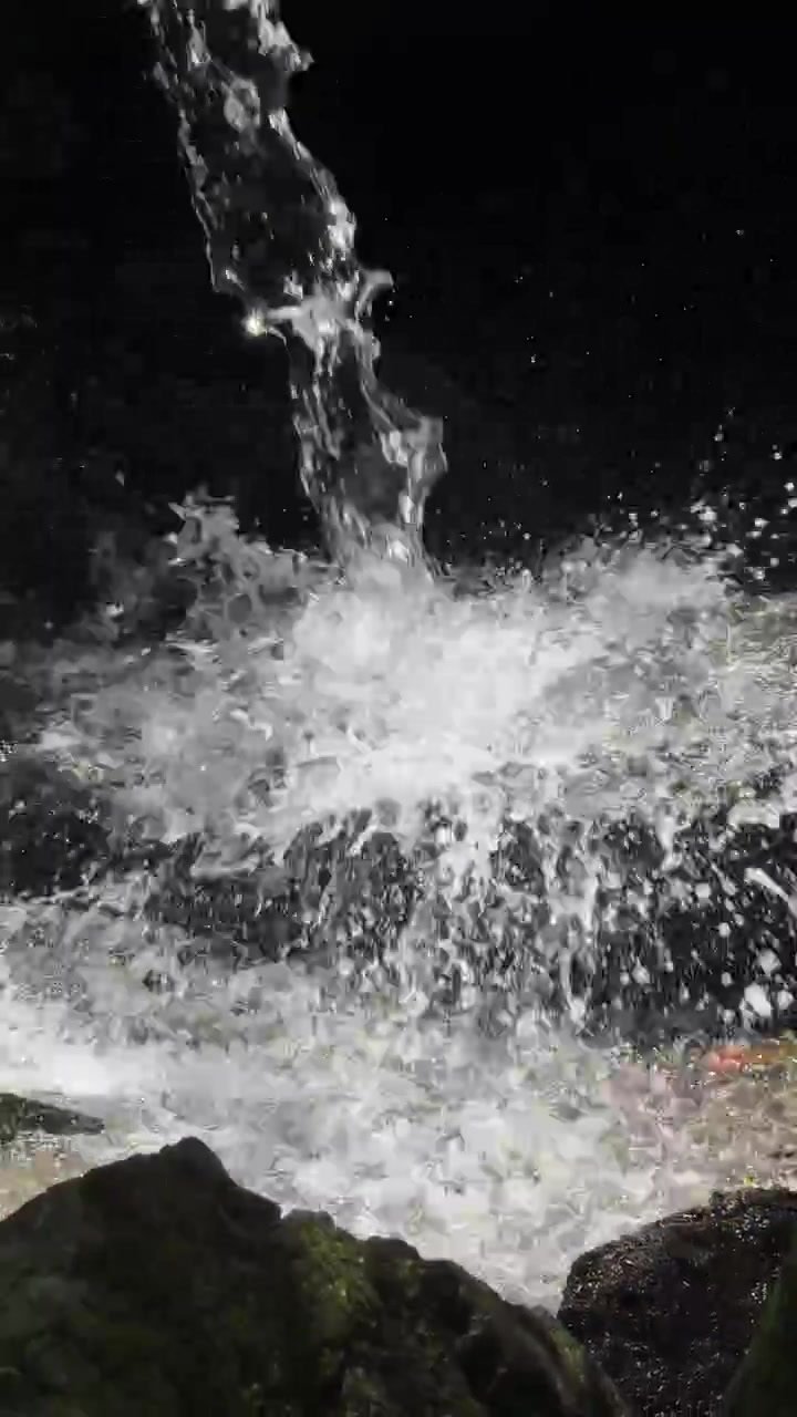 Air Terjun dan Percikan Air di Bebatuan Alam