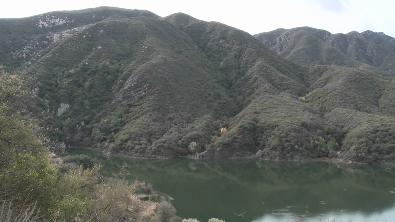 오하이오 캘리포니아에 있는 마틸리자 저수지의 산과 물