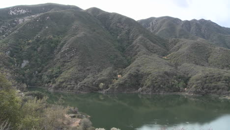 Pfanne-Von-Bergen-Und-Wasser-Im-Matilija-Stausee-In-Ojai,-Kalifornien