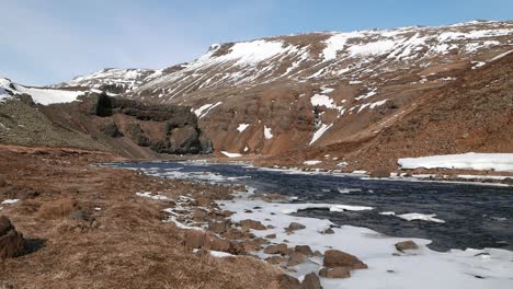 montañas y ríos con cubierta parcial de nieve a principios de la primavera
