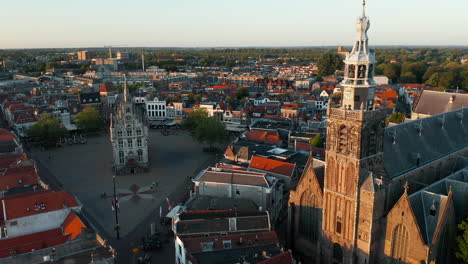 Vista-Aérea-De-La-Iglesia-De-Sint-Jan-Cerca-De-La-Plaza-Del-Mercado-En-La-Ciudad-De-Gouda,-Holanda-Del-Sur,-Países-Bajos