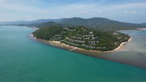 koh samui, isla de lujo de tailandia con vistas al océano, vista aérea, retiro con agua azul y cielos azules
