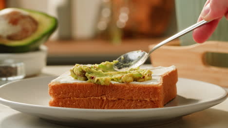 haciendo tostadas de aguacate