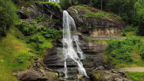 Steinsdalsfossen-Ist-Ein-Wasserfall-Im-Dorf-Stein-In-Der-Gemeinde-Kvam-Im-Kreis-Hordaland,-Norwegen.-Der-Wasserfall-Ist-Eine-Der-Meistbesuchten-Touristenattraktionen-Norwegens.