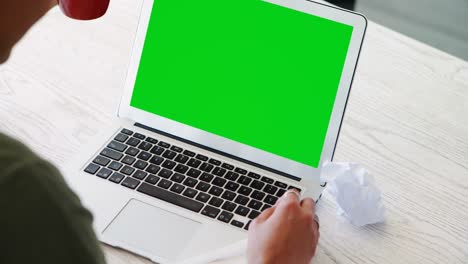 mujer ejecutiva trabajando en una computadora portátil mientras toma café 4k