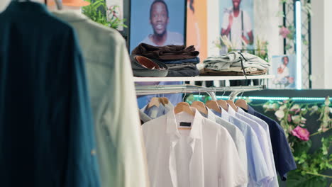 Empty-clothing-store-in-mall