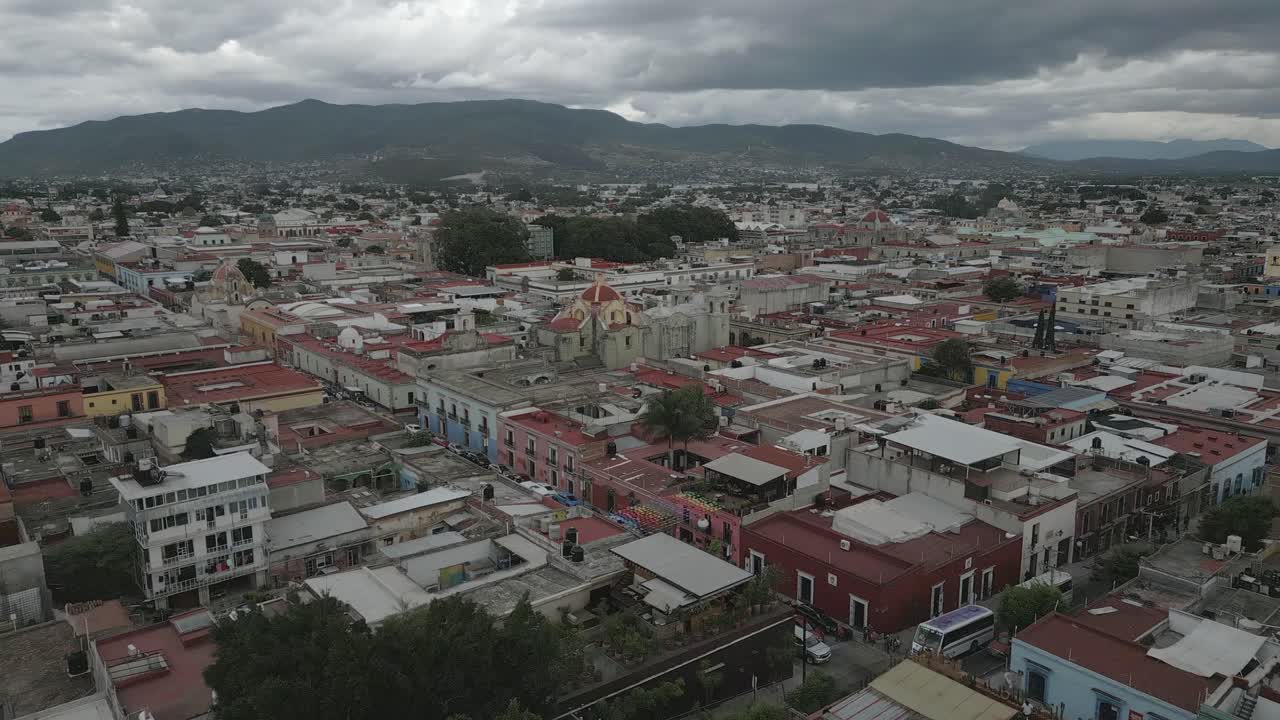 sobrevuelo de baja altura de la ciudad de oaxaca hacia el templo de san felipe neri en mx