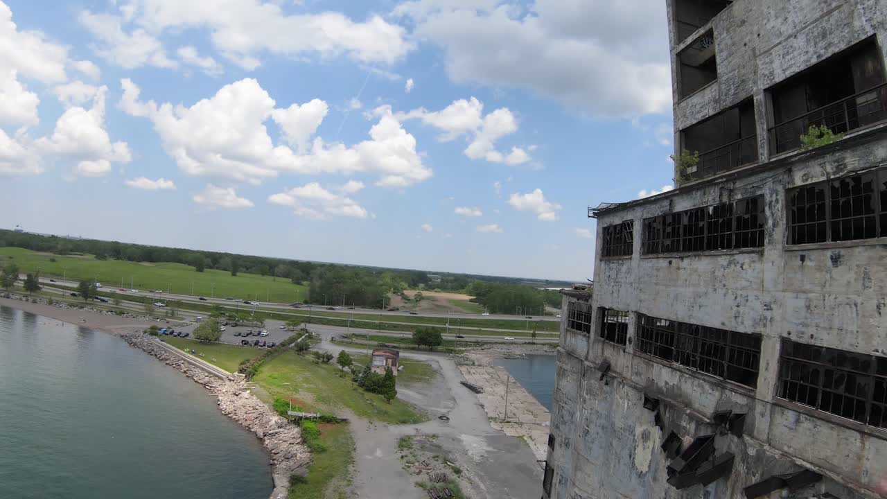 Volo FPV intorno a un edificio abbandonato a Buffalo, NY