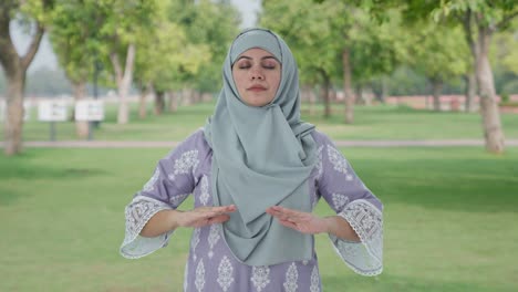 Glückliche-Muslimische-Frau,-Die-Yoga-Im-Park-Macht