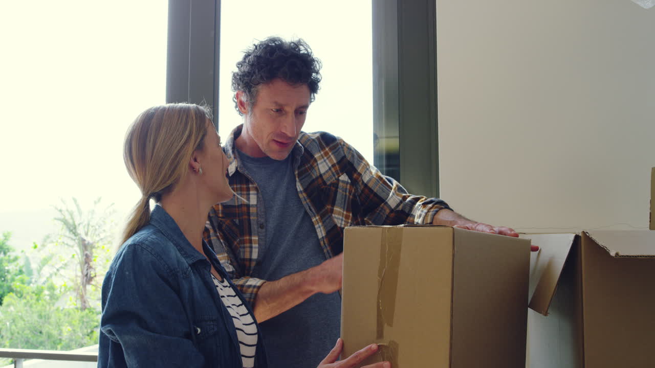 pareja que se muda a un nuevo hogar