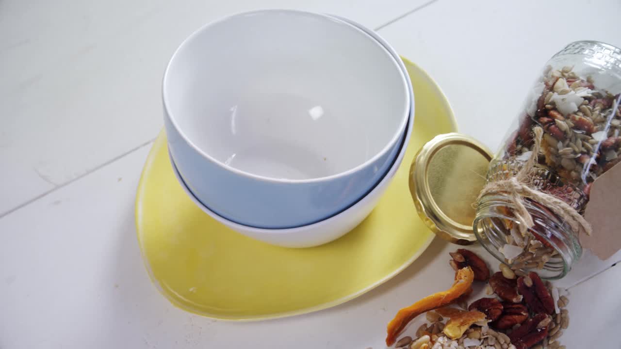 granola casera derramada de un frasco de 4k