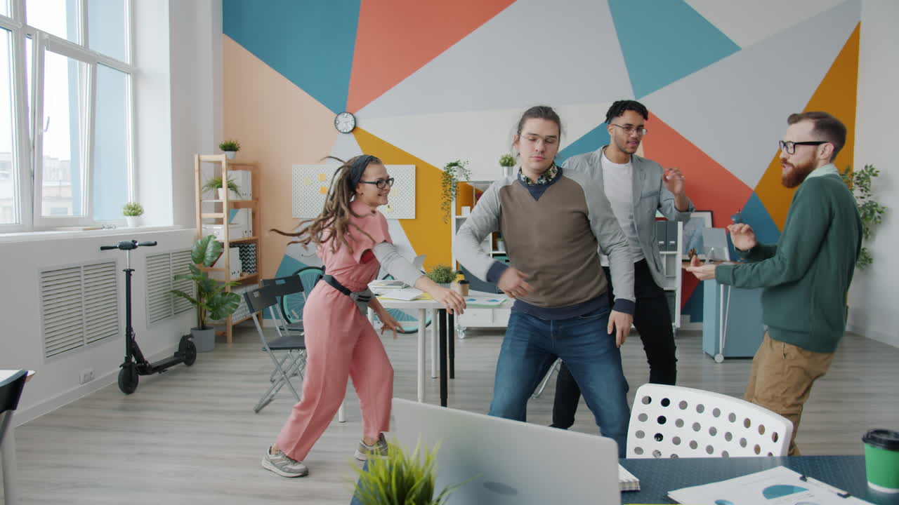 Equipo de oficina feliz bailando