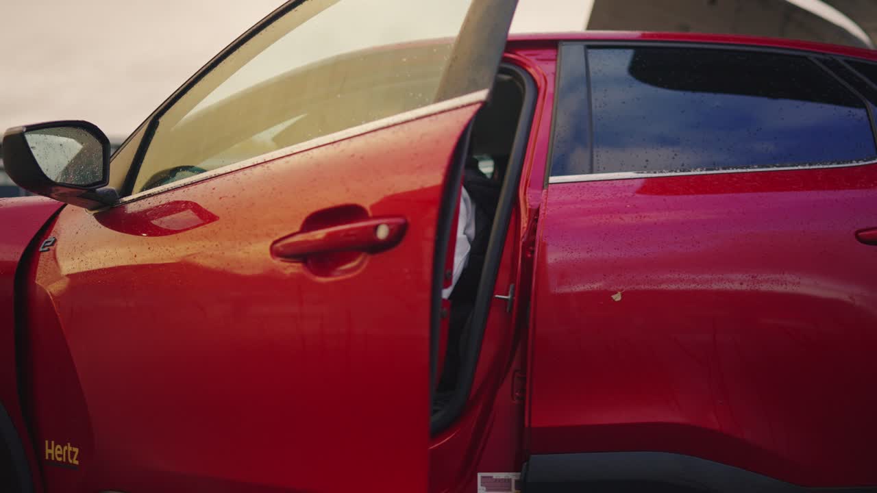 mujer con un vehículo eléctrico por estación de carga