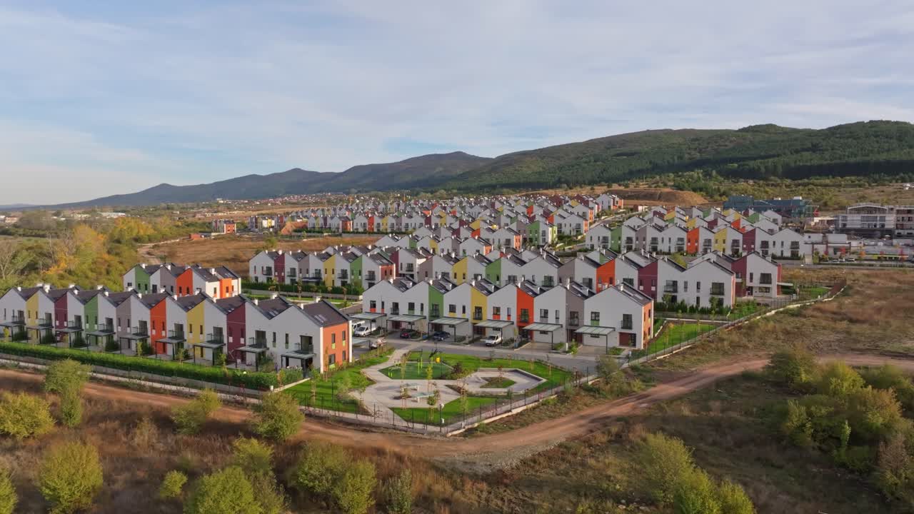 Nyt boligområde med haver og stier i Lozen, Bulgarien.