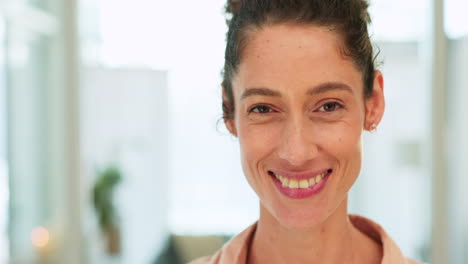 Cara,-Feliz-Y-Sonriente-Con-Una-Mujer-De-Negocios-A-Continuación