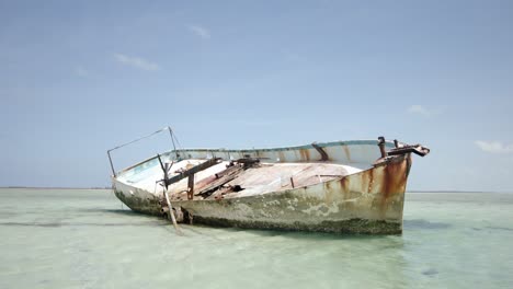 Naufragio-Viejo-Y-Oxidado-Rodeado-De-Aguas-Poco-Profundas-Durante-El-Día-En-Las-Bahamas