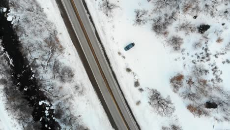 Imágenes-De-Drones-En-Montañas-Nevadas-Mientras-Se-Pone-El-Sol