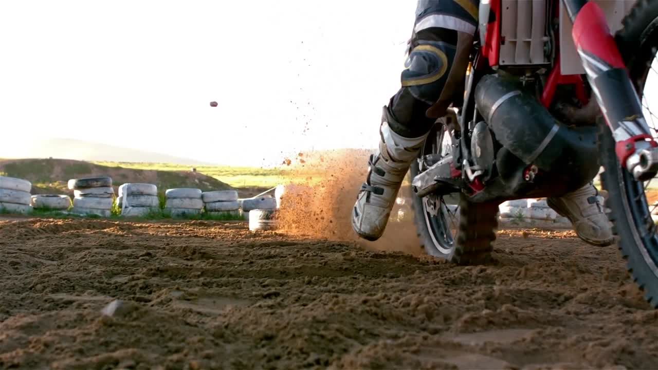 Homem andando de moto de motocross
