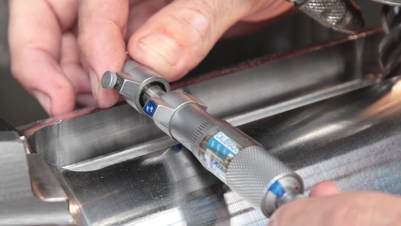 industria torno máquina de fresado cortador de engranajes mano usando trabajo de micrómetro