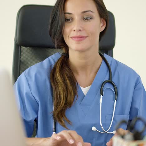 hermosa doctora en computadora portátil