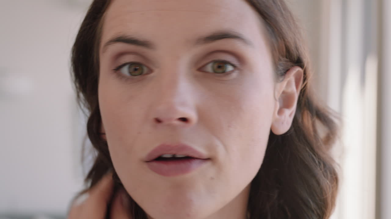 retrato de una mujer hermosa aplicando maquillaje preparándose en casa mirándose en el espejo disfrutando de la tez natural preparación matutina