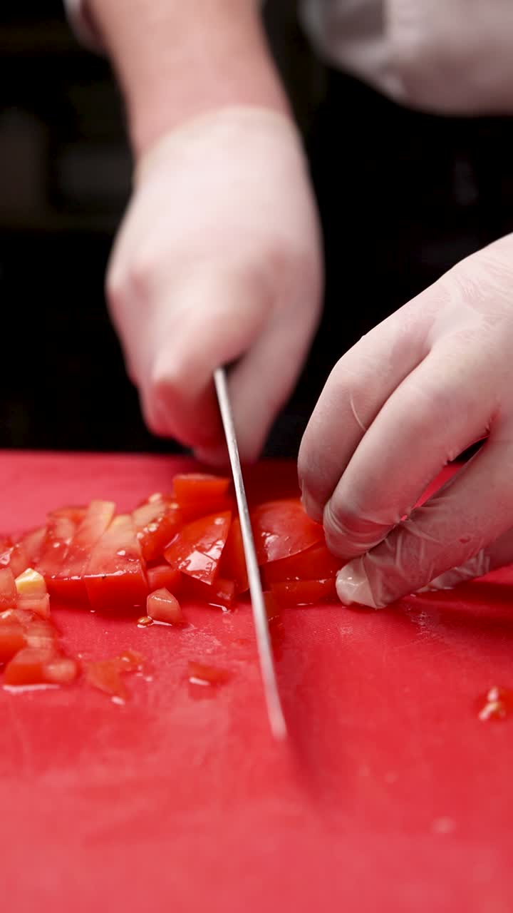 셰프가 토마토를 개