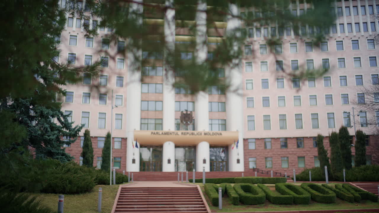 Chisináu, Moldavia - 12 de marzo de 2026: Vista del exterior del edificio del Parlamento con columnas, ventanas y zonas verdes ajardinadas