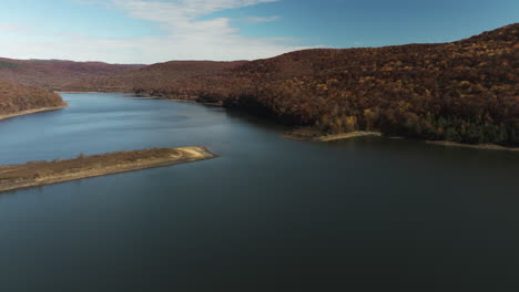 Un-Paisaje-Tranquilo-Del-Parque-Forestal-En-Lake-Fort-Smith-En-El-Condado-De-Crawford,-Arkansas,-Estados-Unidos.