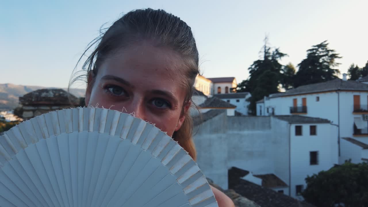 카메라를 보고 주위를 노는 여자