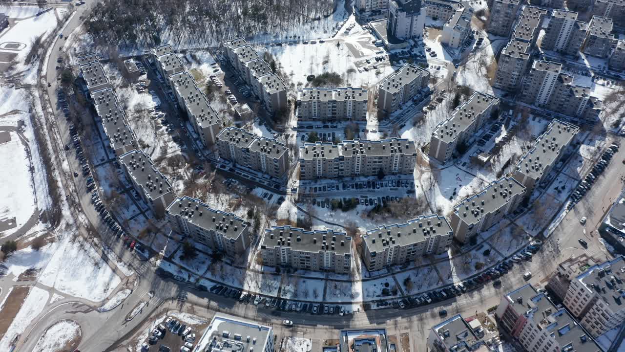 빌니우스에 있는 고층 구소련 러시아 건물 패턴의 공중 드론 샷