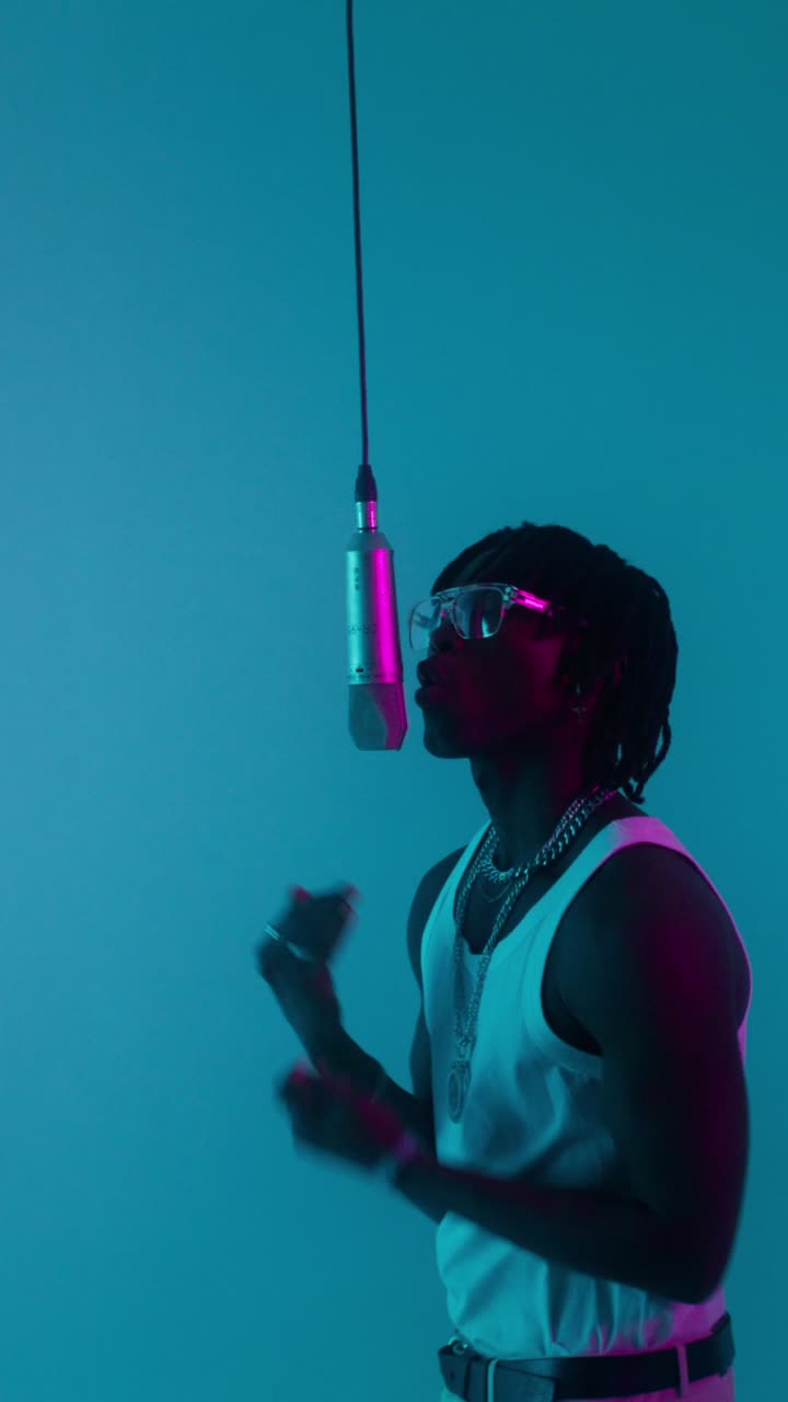 musicista che registra in studio