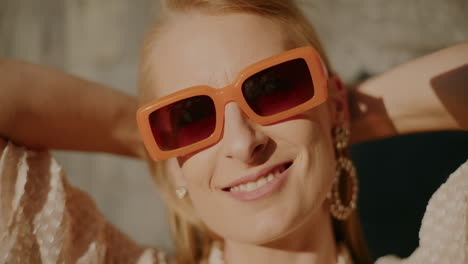 mujer con gafas de sol naranja