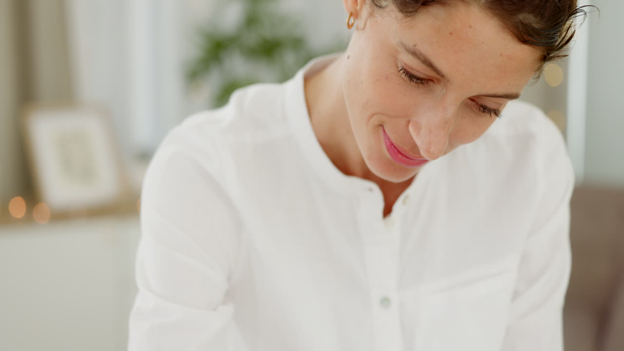 마사지, 치료사, 그리고 여자가 럭셔리 치료를 받고 있습니다.