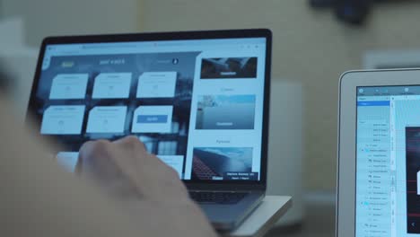 persona codificando en una computadora portátil