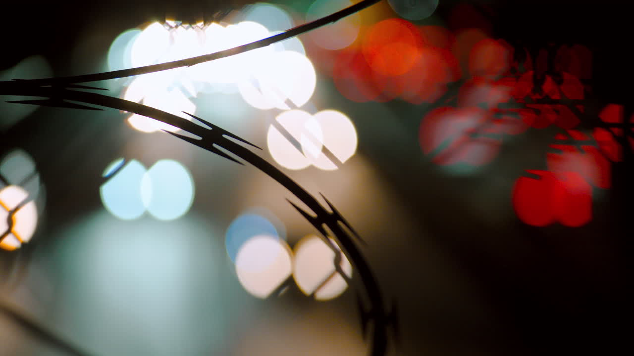 전경에 철조망이 있는 바쁜 고속도로의 추상 교통 헤드라이트