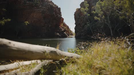 tomada deslizante de ellery creek gran agujero en el oeste de la cordillera de macdonnell territorio del norte australia 4k