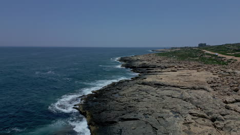 Toma-Aérea-A-Lo-Largo-De-La-Costa-Rocosa-Del-Golfo-Negro