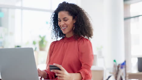 Laptop,-Comercio-Electrónico-Y-Mujer-De-Negocios-Con-Crédito.