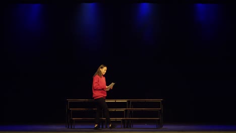 Adolescentes-Ensayando-En-Un-Teatro.