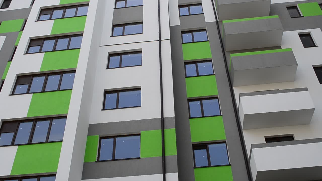 Condominio. Ripresa di una casa, momento della costruzione. Ripresa della facciata della casa