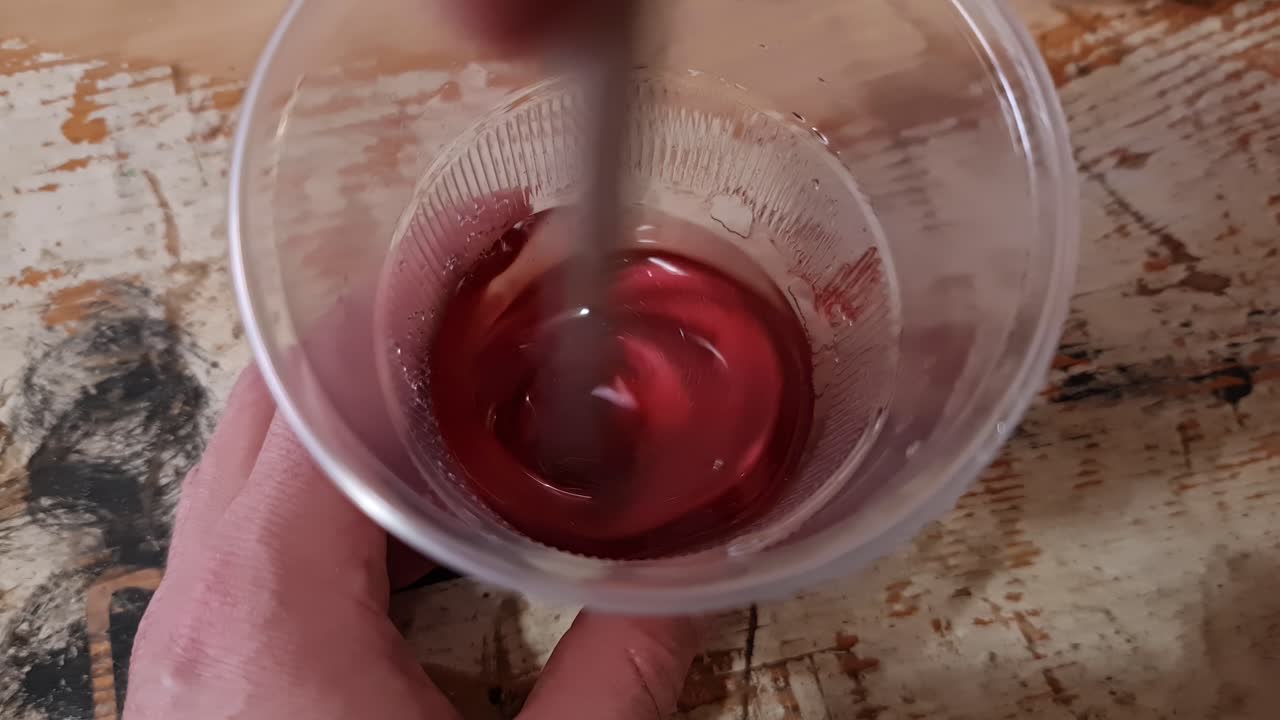 현대 미술 작업을 위해 작은 컵에 에폭시 수지 혼합