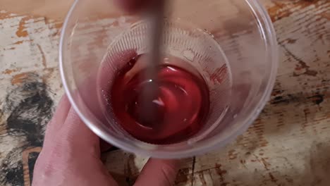 mezclar resina epoxi en tazas pequeñas para trabajar en arte moderno