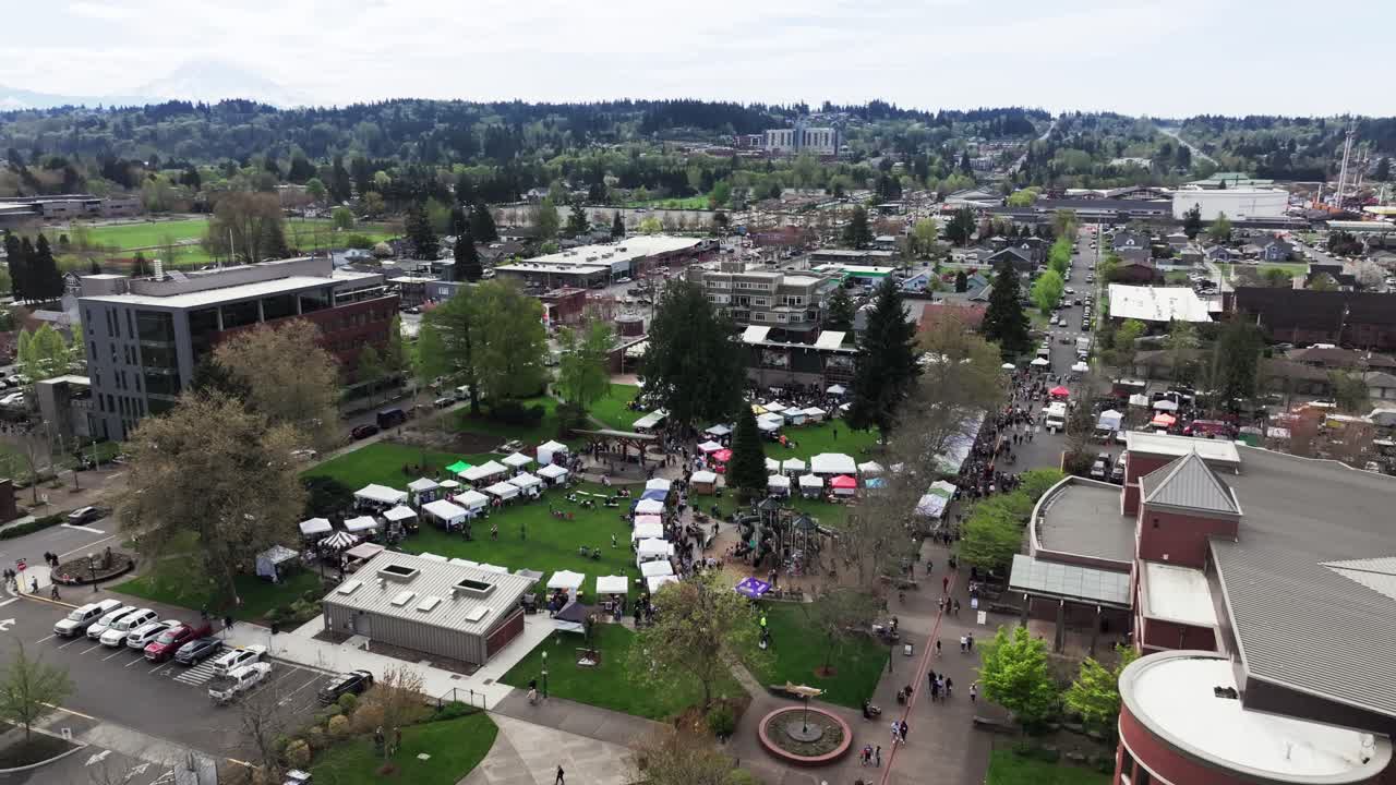 Rækker af telte under bondemarkedssæsonen i Pioneer Park i Puyallup, Washington, USA. Luftfoto.