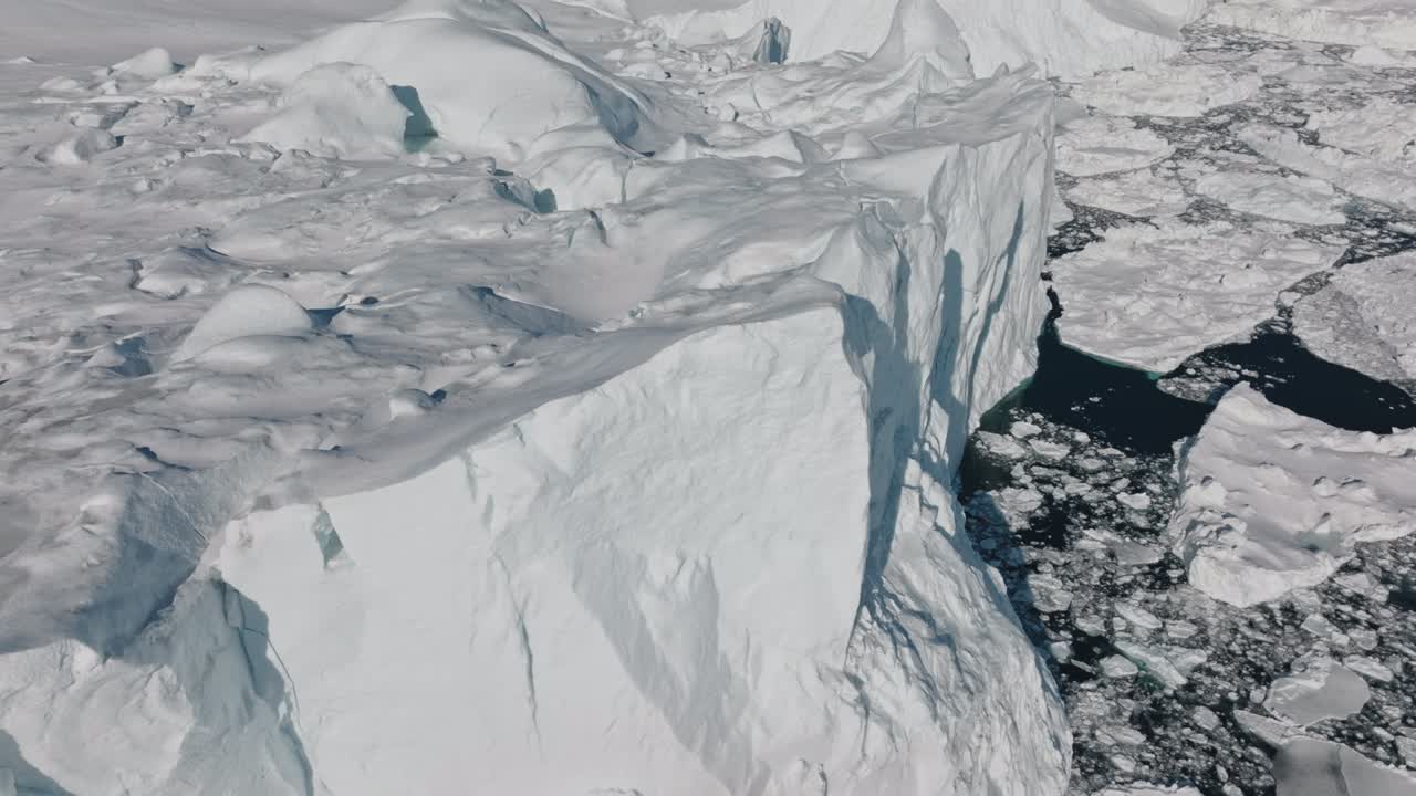 ilulissat icefjord의 바다와 얼음 위의 드론