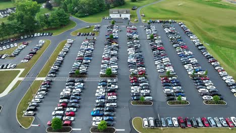 estacionamiento completo en el servicio de la iglesia en américa